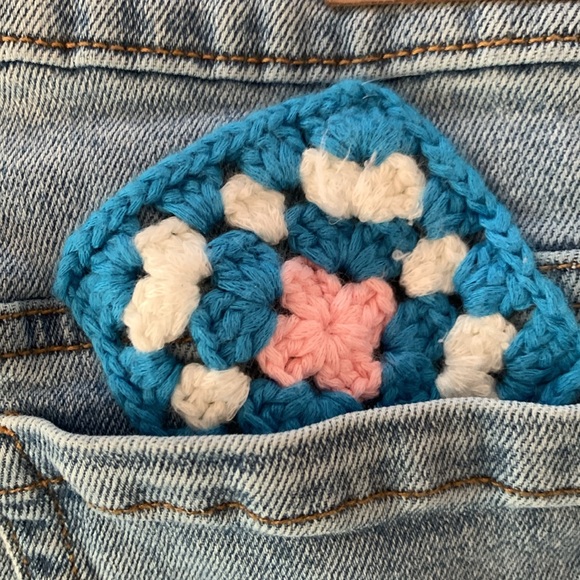 Blank NYC jean shorts w/crocheted accents. Front/back pockets. Zipper size 14 - Picture 9 of 12